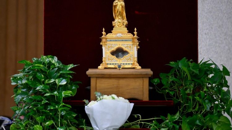 Fleurs devant le reliquaire doré de Sainte Thérèse de l'Enfant Jésus