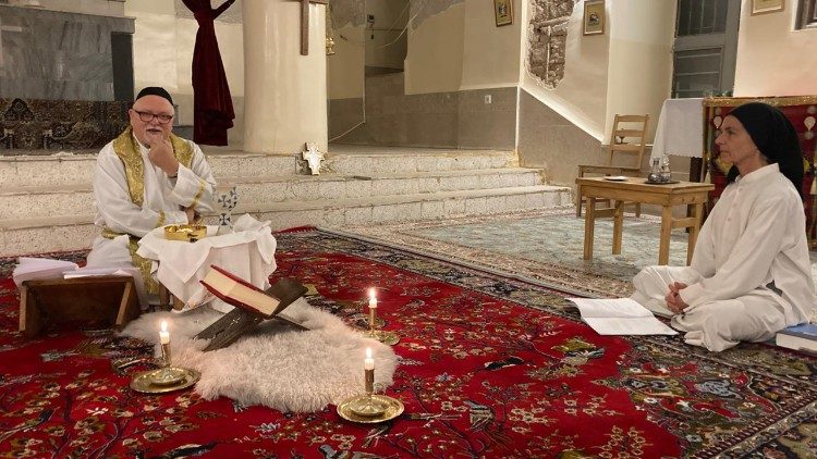 Fr Petzold et Sr Gräf dans la chapelle du monastère