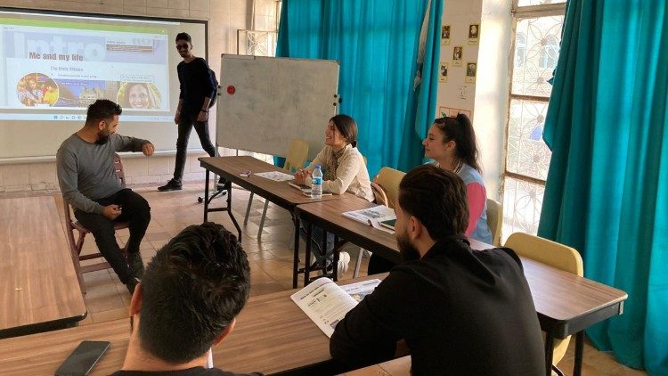 Un petit groupe d'employés aide le monastère à suivre des cours pour la population locale