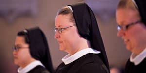 Pourquoi les religieux font-ils des vœux de pauvreté, de chasteté et d'obéissance?