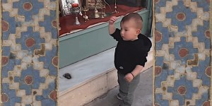 La réaction délicieuse du tout-petit devant une boutique religieuse