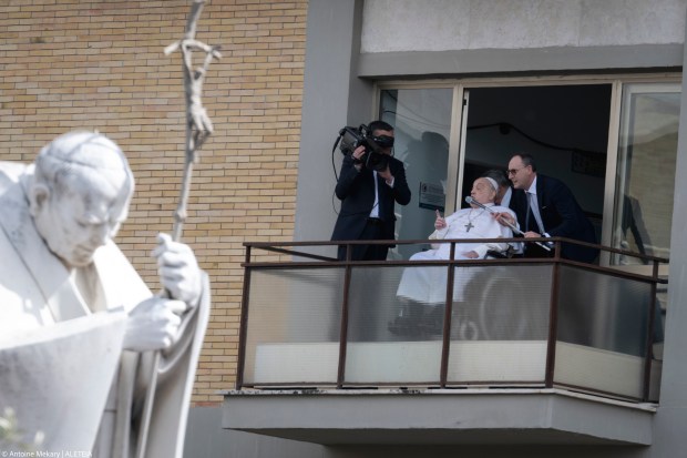 Le pape François tire une fenêtre de l'hôpital Gemelli avant de se libérer après une hospitalisation de cinq semaines pour la pneumonie, à Rome le 23 mars 2025