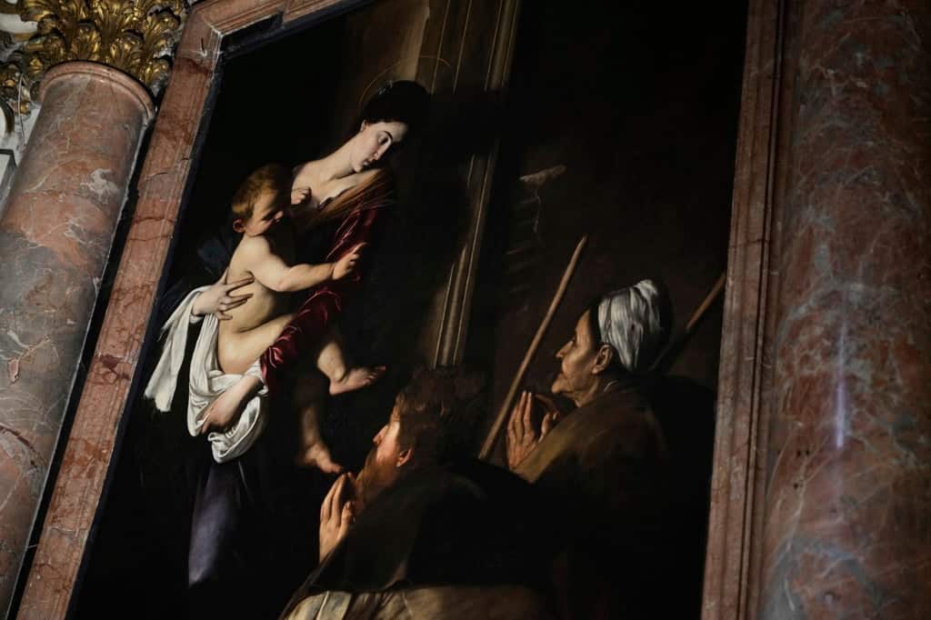 Détail de la Madonna par le Caravage des pèlerins affichée à l'intérieur de la basilique de St Augustine à Rome. Photo: ap Détail de la Madonna par le Caravage des pèlerins affichée à l'intérieur de la basilique de St Augustine à Rome. Photo: ap