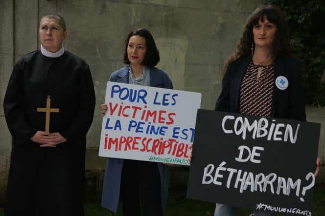 Lors d’une manifestation du collectif des victimes de l’établissement Saint-Dominique, à Neuilly-sur-Seine (Hauts-de-Seine), le 18 avril 2025.