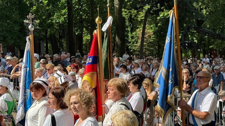 Des milliers de pèlerins ont participé à des tenues traditionnelles (Photo: Roman Koszowski / Foto Gość)
