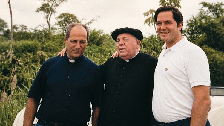 Père Nazareno Lanciotti (à gauche), Père Stefano Gobbi (au centre) et Otávio Piva (à droite)